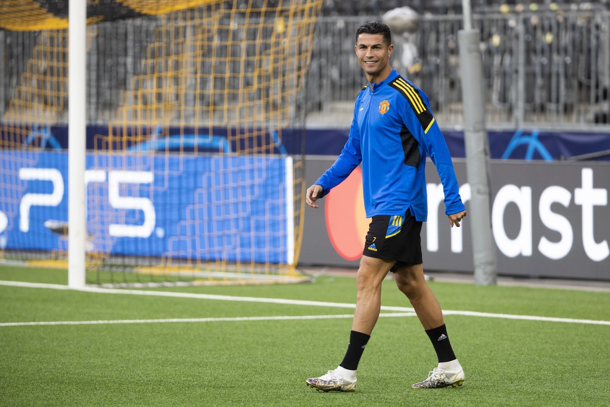 epa09465947 Manchester United's Cristiano Ronaldo arrives for a training session at the Wankdorf stadium in Bern, Switzerland, 13 September 2021. BSC Young Boys will face, on 14 September 2021, M ...