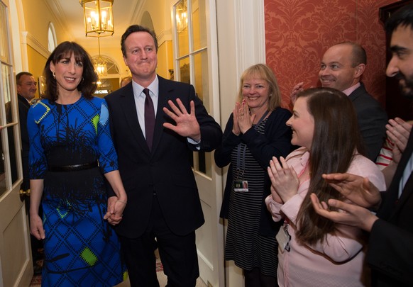 Premierminister David Cameron und seine Frau Samantha dürfen bis auf Weiteres im Haus an der 10 Downing Street wohnhaft bleiben.