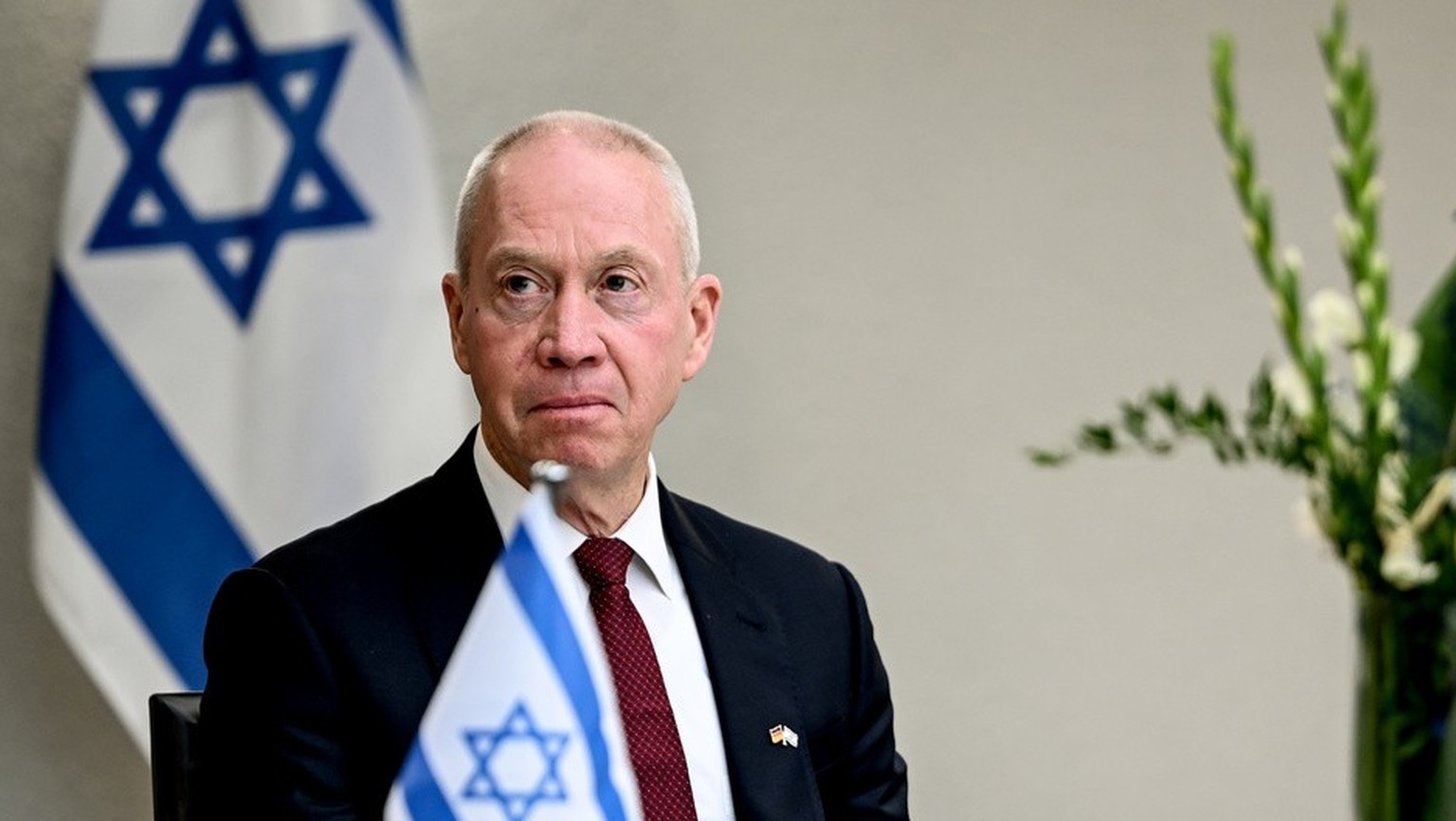 28.09.2023, Berlin: Joav Galant, Verteidigungsminister von Israel, bei der Unterzeichnung des Kaufs des Raketenabwehrsystems Arrow 3 durch Deutschland. Foto: Britta Pedersen/dpa +++ dpa-Bildfunk +++ ( ...