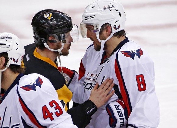 Alex Owetschkin (r.) gratuliert Sidney Crosby zum Weiterkommen.