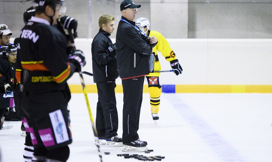 Berns Headcoach Kari Jalonen, Mitte, und Spieler des SC Bern waehrend dem zweiten Eistraining der neuen Saison, am Montag, 2. August 2016, in der Postfinance Arena in Bern. (KEYSTONE/Manuel Lopez)