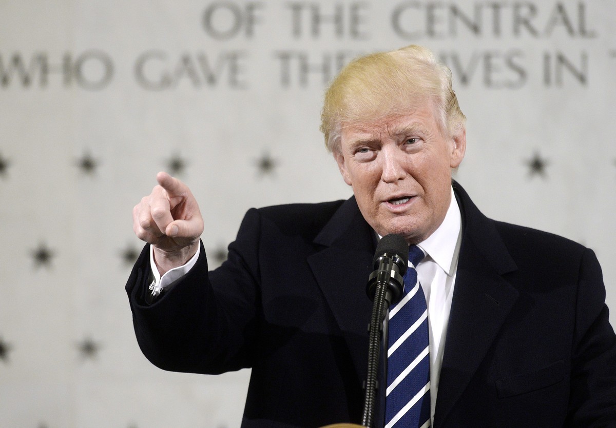 epa05740012 US President Donald J. Trump speaks to 300 people at the CIA headquarters, in Langley, Virginia, USA, 21 January 2017. EPA/Olivier Douliery / POOL