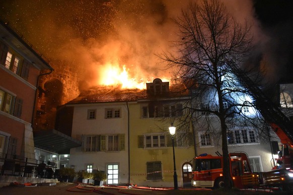 In der Solothurner Altstadt sind am 7.März 2022 drei Gebäude durch einen Grossbrand zerstört worden. Mehrere Personen wurden zur Kontrolle in ein Spital gebracht, ernsthaft verletzt wurde niemand. Im  ...