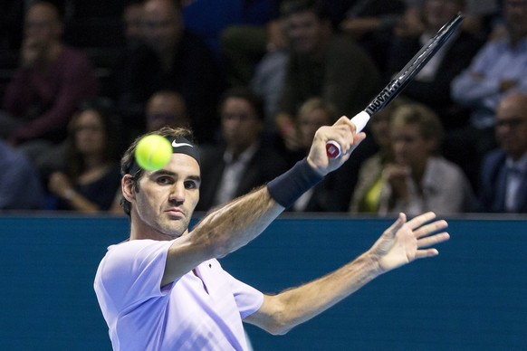 epa06293590 Switzerland&#039;s Roger Federer returns a ball to France&#039;s Adrian Mannarino during their quarter final match at the Swiss Indoors tennis tournament at the St. Jakobshalle in Basel, S ...