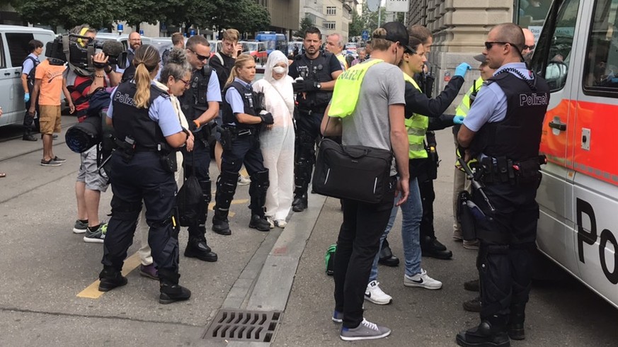 Die Polizei zerrt einzelne Demonstranten aus der Blockade.