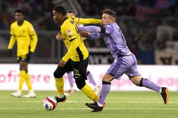 Rayan Raveloson (YB) (links) kaempft um dem Ball gegen Xherdan Shaqiri (FCB) (rechts) im Fussball Meisterschaftsspiel der Super League zwischen dem BSC Young Boys und dem FC Basel, im Stadion Wankdorf ...