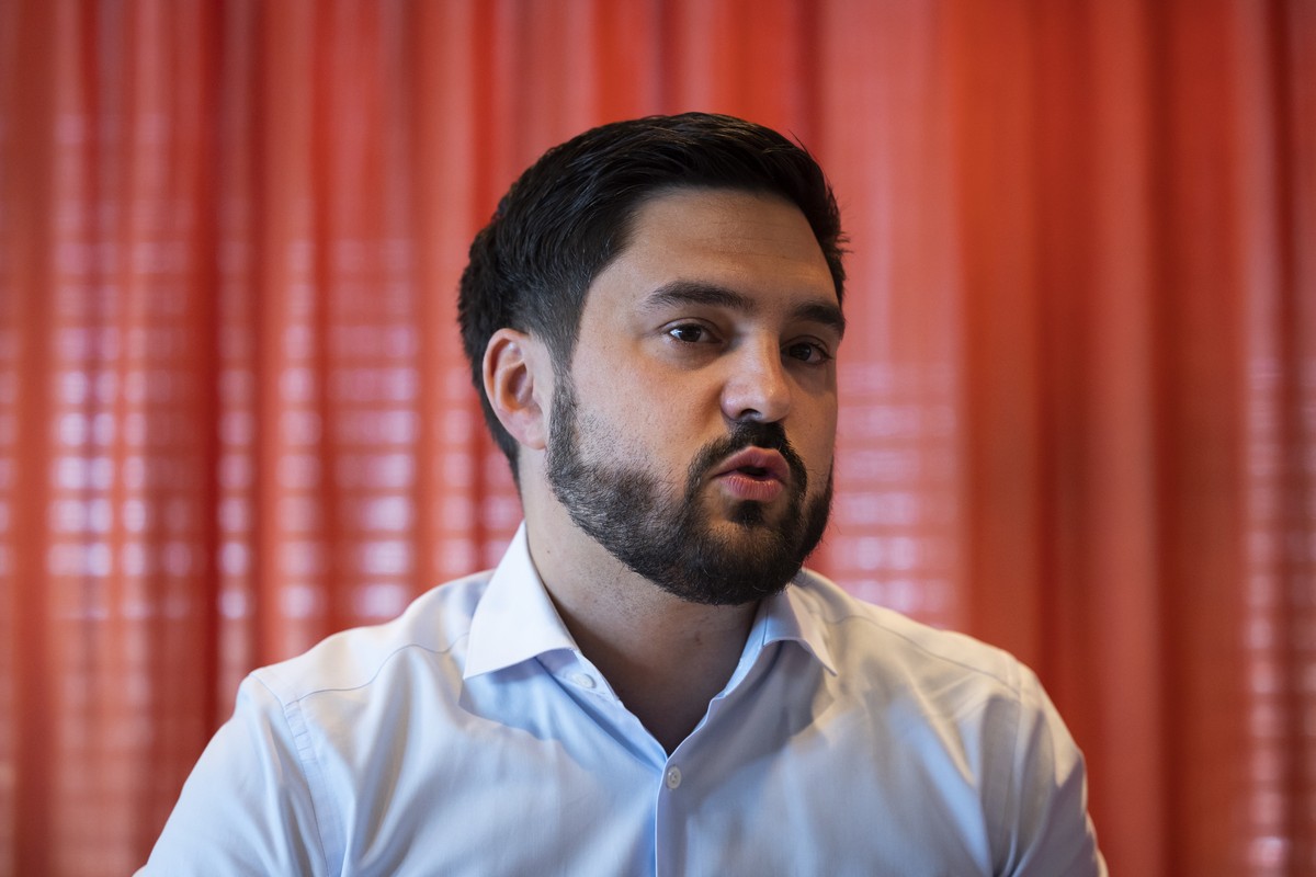 Cedric Wermuth, Co-Praesident SP, spricht waehrend einer Medienkonferenz eines ueberparteilichen Gremiums zum Thema "Nein zur Verrechnungssteuer-Vorlage", am Donnerstag, 25. August 2022 in B ...