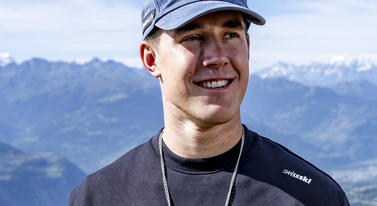 Franjo von Allmen, skieur suisse, pose lors de la rencontre medias pour les prochain Championnats du monde de ski alpin 2027 le mercredi 26 aout 2026 a Crans-Montana. (KEYSTONE/Jean-Christophe Bott)