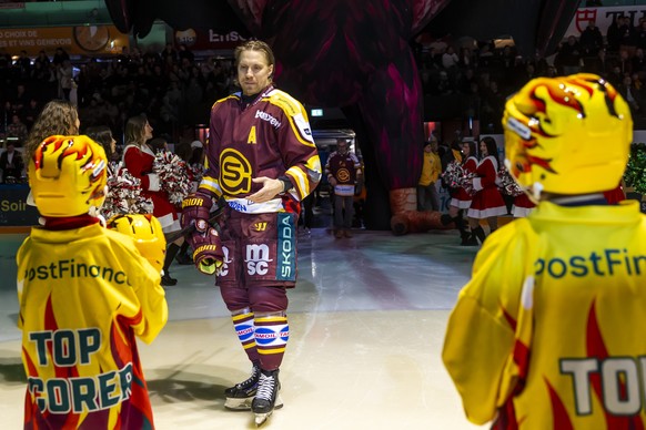 PostFinance Top Scorer Markus Granlund (GSHC) arrives for to receive his helmet, prior to a National League regular season game of the Swiss Championship between Geneve-Servette HC, GSHC, and Lausanne ...
