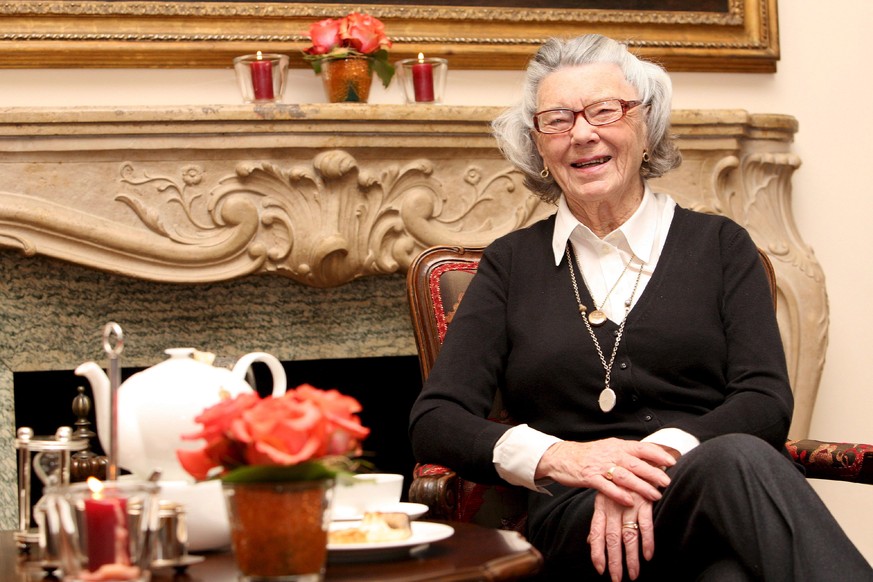 epa07350229 (FILE) - Scottish writer Rosamunde Pilcher poses during the presentation of the two episodes &#039;Ein Sommer in Endellion&#039; (lit: &#039;A summer at Endellion&#039;) and &#039;Herbstst ...