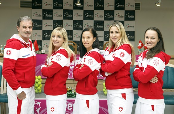 epa05919017 (L-R) Swiss Fed Cup Team captain Heinz Guenthardt with his players Timea Bacsinszky, Viktorija Golubic, Belinda Bencic and Martina Hingis after the drawing of the Fed Cup World Group Semif ...