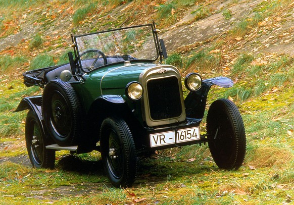 Ein undatiertes Bild zeigt einen Opel 'Laubfrosch'. Mit dem nur in gruen lieferbaren Opel 4/12 PS, kurz "Laubfrosch" getauft, fuehrt Opel 1924 in Deutschland die Grossserienfertigu ...