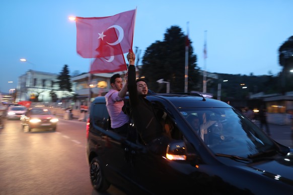 epa05911368 Supporters of Turkish President Erdogan celebrate as preliminary results of the constitutional referendum are announced in Istanbul, Turkey, 16 April 2017. State-run news agency Anadolu re ...