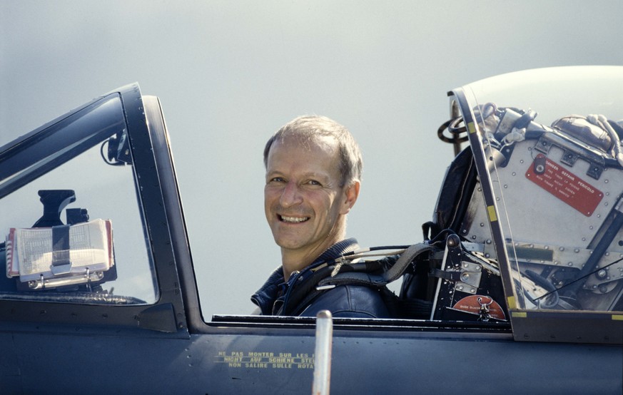 ZUM 25. JAHRESTAG DES WELTRAUMFLUGES VON CLAUDE NICOLLIER AM MONTAG, 31. JULI 2017, STELLEN WIR IHNEN FOLGENDES BILDMATERIAL ZUR VERFUEGUNG - Swiss astronaut Claude Nicollier sits in the cockpit of a  ...