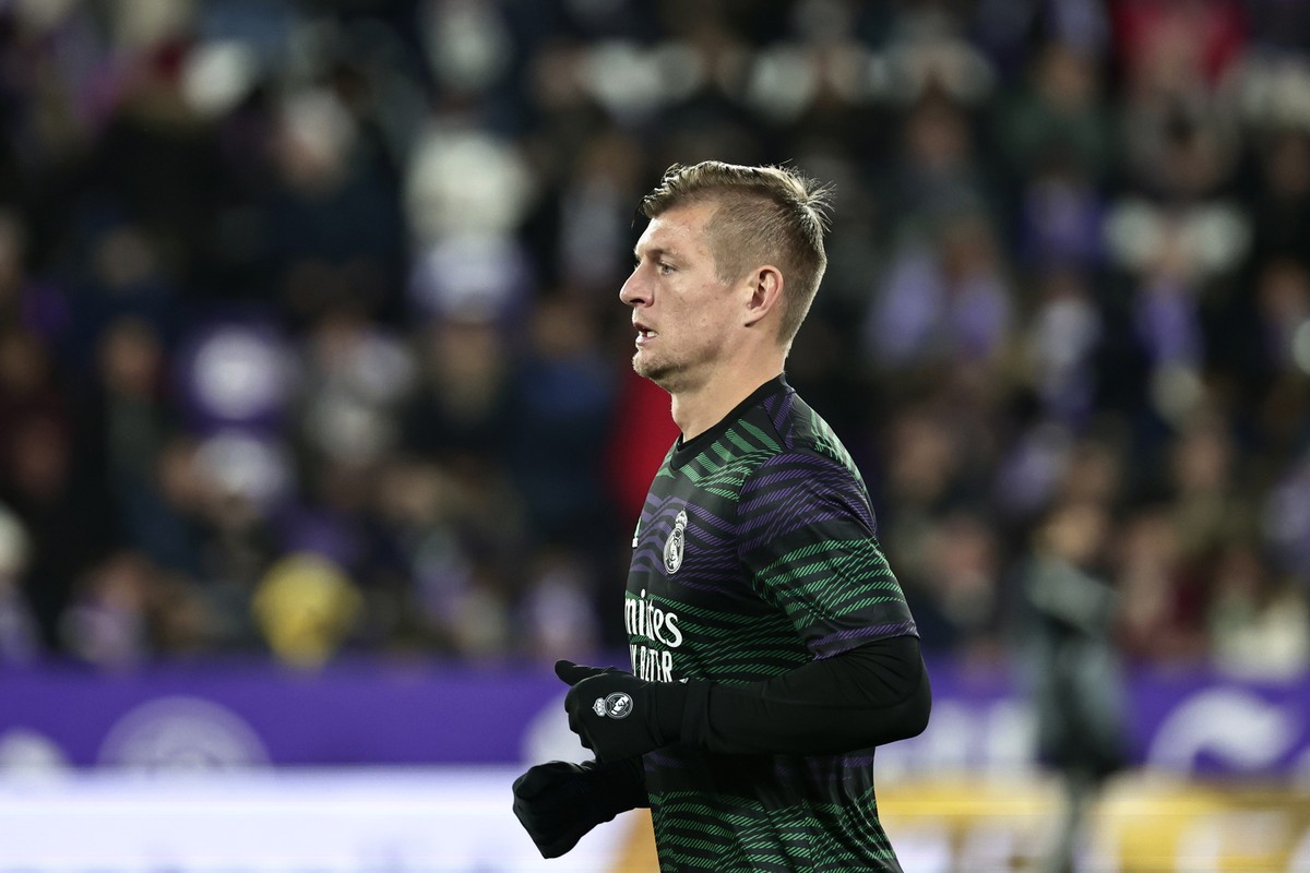 Real Madrid's Toni Kroos warms up before a Spanish La Liga soccer match between Valladolid and Real Madrid at the Jose Zorrilla stadium in Valladolid, Spain, Friday, Dec. 30, 2022. (AP Photo/Pabl ...