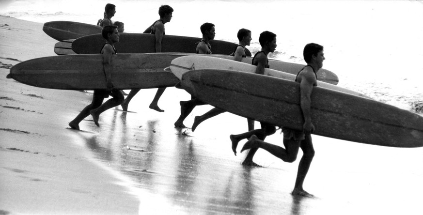 Surfing Surfing in the 1960s in California , USA United States PUBLICATIONxINxAUSxGERxSUIxONLY Copyright: xTopFotox 1336409
