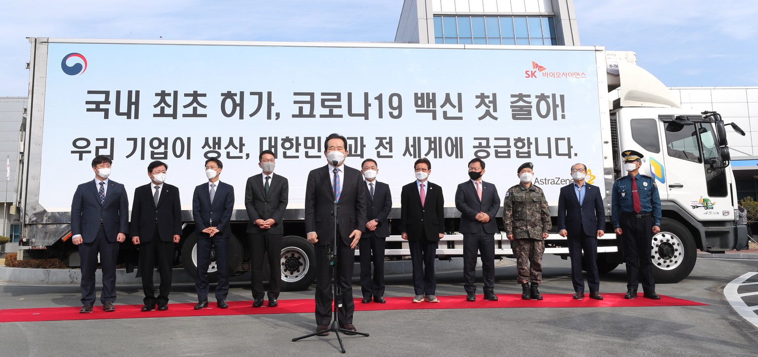 epa09033069 South Korean Prime Minister Chung Sye-kyun (C-L) delivers a speech during a ceremony to mark the first shipment of AstraZeneca&#039;s vaccines at South Korean drugmaker SK Bioscience Co. i ...