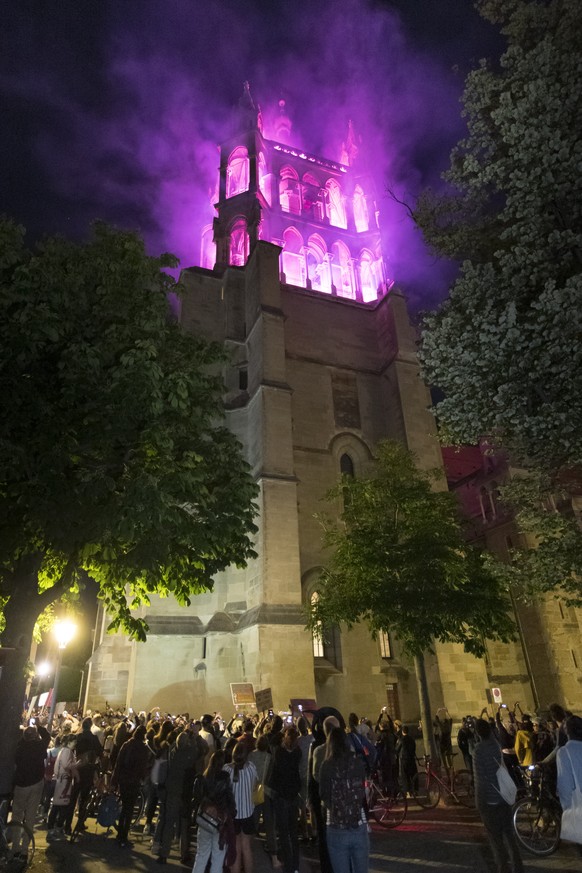 La Cathedrale de Lausanne est illuminee en violet lors d’une action de lancement de la greve des femmes / greve feministe ce vendredi 14 juin 2019 a Lausanne. (KEYSTONE/Laurent Gillieron)