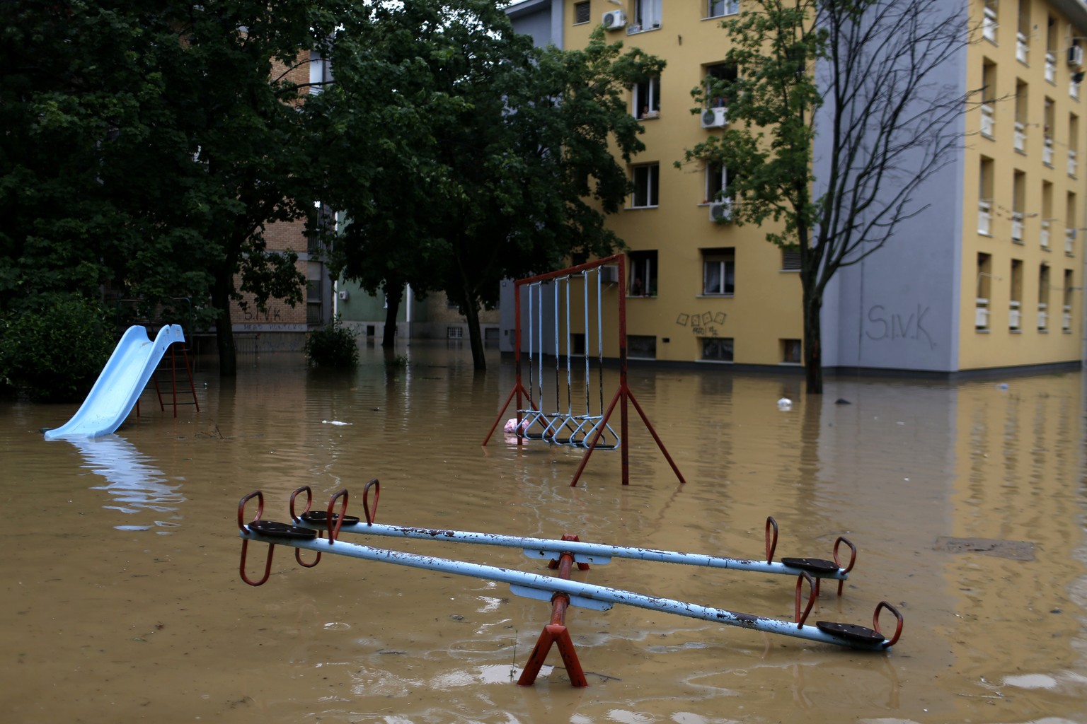 Ein überfluteter Spielplatz in Obrenovac. Die Behörden ziehen die komplette Evakuation der 25'000-Einwohner-Stadt in Betracht.