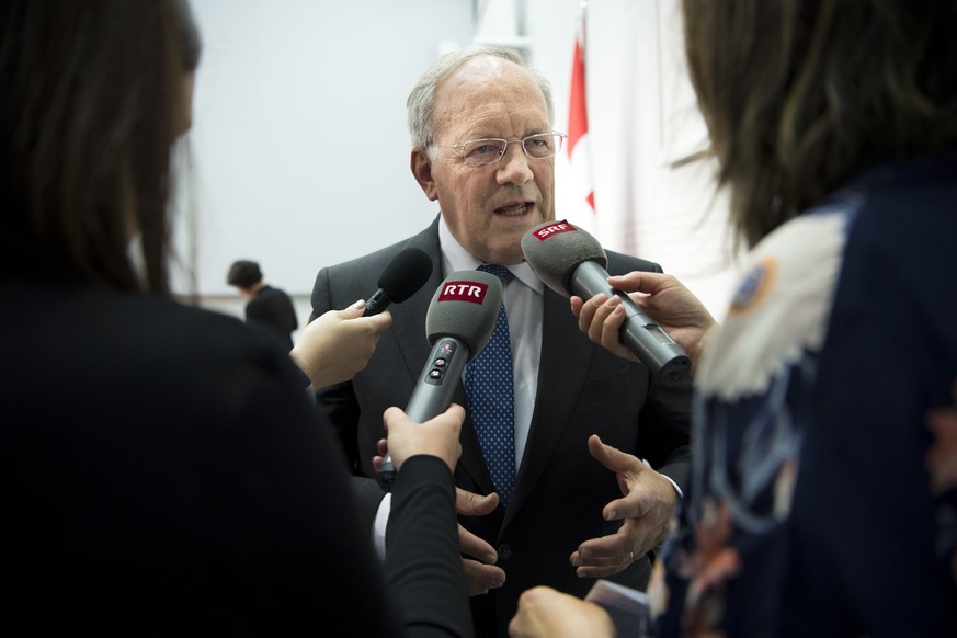 WBF-Vorsteher Bundesrat Johann N. Schneider-Ammann, spricht mit Dem Journalisten an einer Medienkonferenz zum Bundesbeschluss ueber die Ernaehrungssicherheit, am Donnerstag, 29. Juni 2017, im Medienze ...