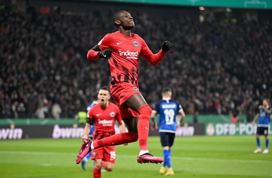 07.02.2023, Hessen, Frankfurt/M.: Fu�ball, DFB-Pokal, SG Eintracht Frankfurt - SV Darmstadt 98, Achtelfinale, Deutsche Bank Park. Frankfurts Randal Kolo Muani bejubelt sein Tor zum 1:0. WICHTIGER HINW ...