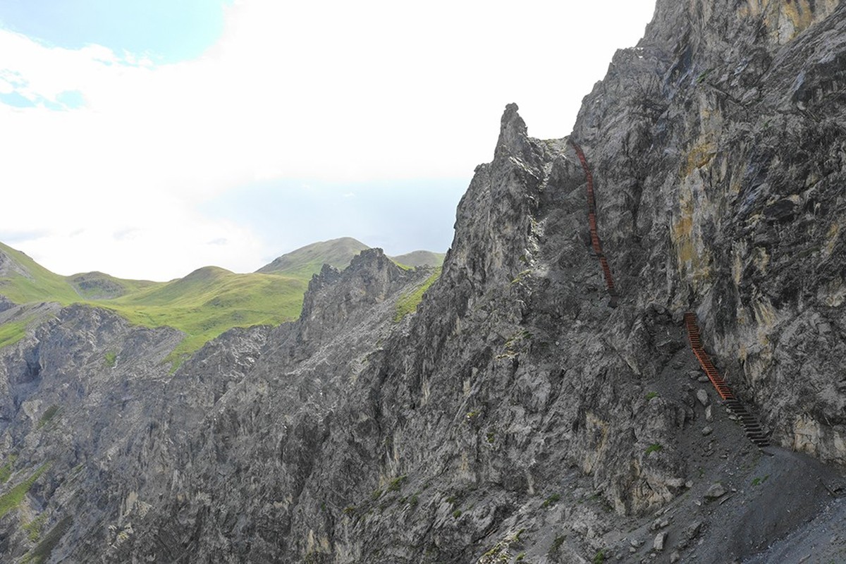 Tritt Latschüelfurgga Rauszeizt Wandern Schweiz Treppen