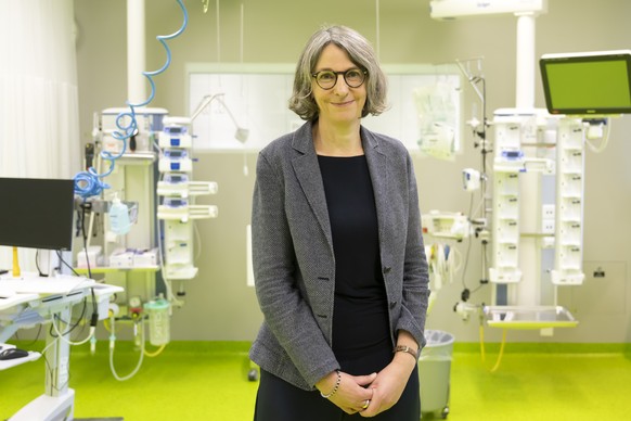 Anne Levy, Direktorin des Bundesamts fuer Gesundheit, an einem Medienrundgang zum Thema Antibiotika-Resistenzen im Universitaetsspital Basel, in Basel, am Montag, 3. November 2025. Die Resistenz von B ...
