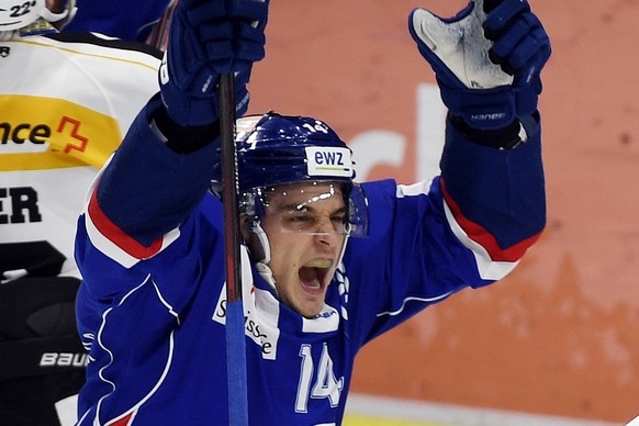 Der Zuercher Chris Baltisberger jubelt nach seinem Tor zum 1-1 Ausgleich, waehrend dem Eishockey-Meisterschaftsspiel der National League A zwischen den ZSC Lions und dem HC Lugano, am Freitag, 23. Dez ...