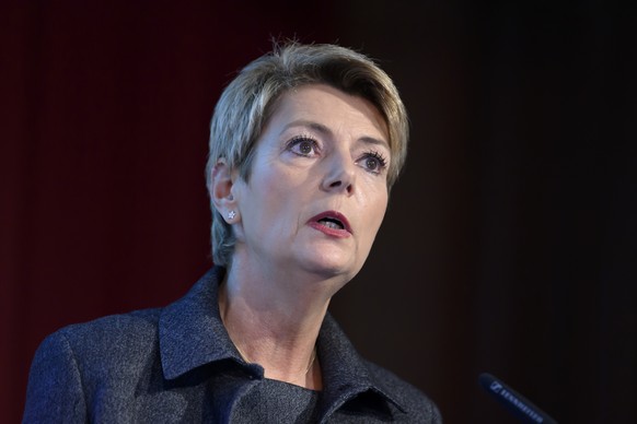 Bundesraetin Karin Keller-Sutter spricht waehrend einer nationalen Konferenz zu neuen Rechtsgrundlagen zum Schutz vor Gewalt, am Dienstag, 2. November 2021, im Kursaal in Bern. (KEYSTONE/Anthony Anex)