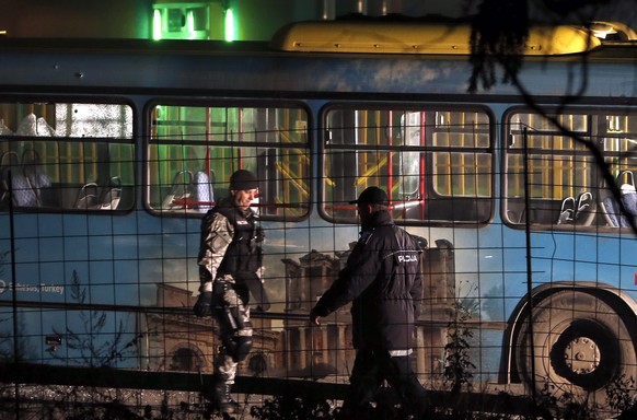 Bevor er sich selbst richtete, schoss der Attentäter auf einen Bus.