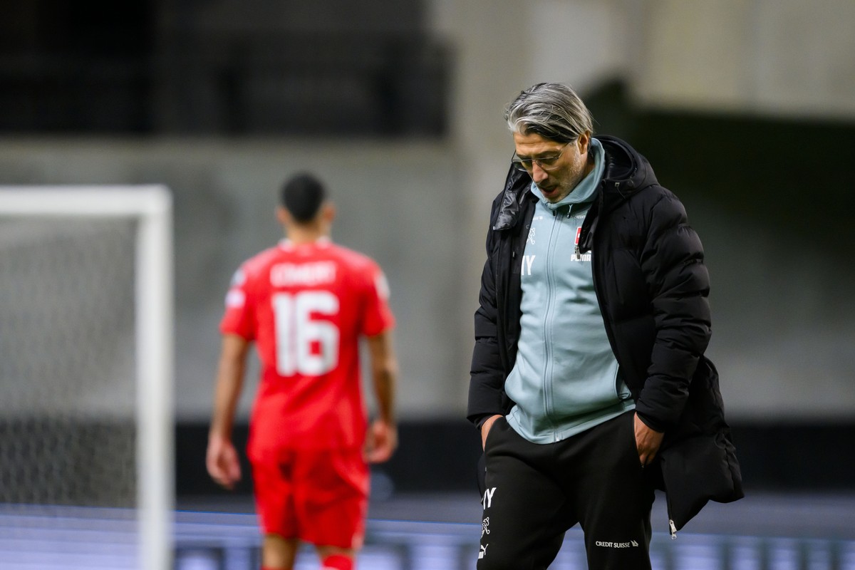 epa10977234 Switzerland's head coach Murat Yakin reacts during the UEFA Euro 2024 qualifying group I soccer match between Israel and Switzerland at Pancho Arena in Felcsut, southwest of Budapest, ...