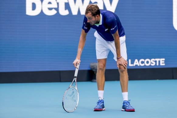 epa09862667 Daniil Medvedev of Russia appears exhausted in the second set against Hubert Hurkacz of Poland during a quarterfinal round match of the Miami Open tennis tournament at Hard Rock Stadium in ...