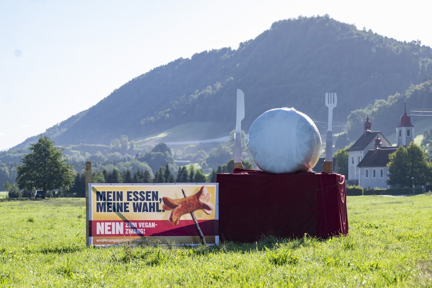 Ein Abstimmungsplakat wirbt fuer ein Nein zur Ernaehrungsinitiative, aufgenommen am 1. September 2026 bei Malters im Kanton Luzern. (KEYSTONE/Urs Flueeler)