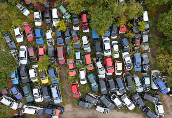 24.09.2024, Nordrhein-Westfalen, Petershagen: Ausgediente Verbrennerautos stehen auf einem Schrottplatz (Luftaufnahme mit einer Drohne). Unterdessen �ber eine m�gliche Neuauflage einer Abwrackpr�mie f ...