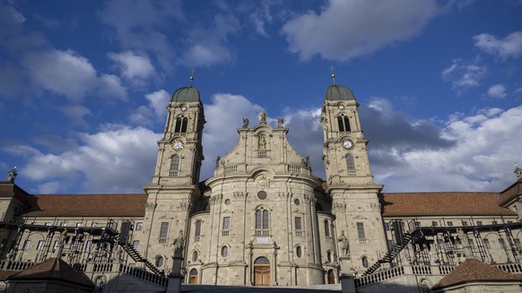 Die Kloster Kirche von Einsiedeln vor der Generalprobe des Welttheater Einsiedeln auf dem Klosterplatz vor der Klosterkirche in Einsiedeln am Montag, 11. Juni 2024. Das Welttheater wurde 100 Jahre alt ...