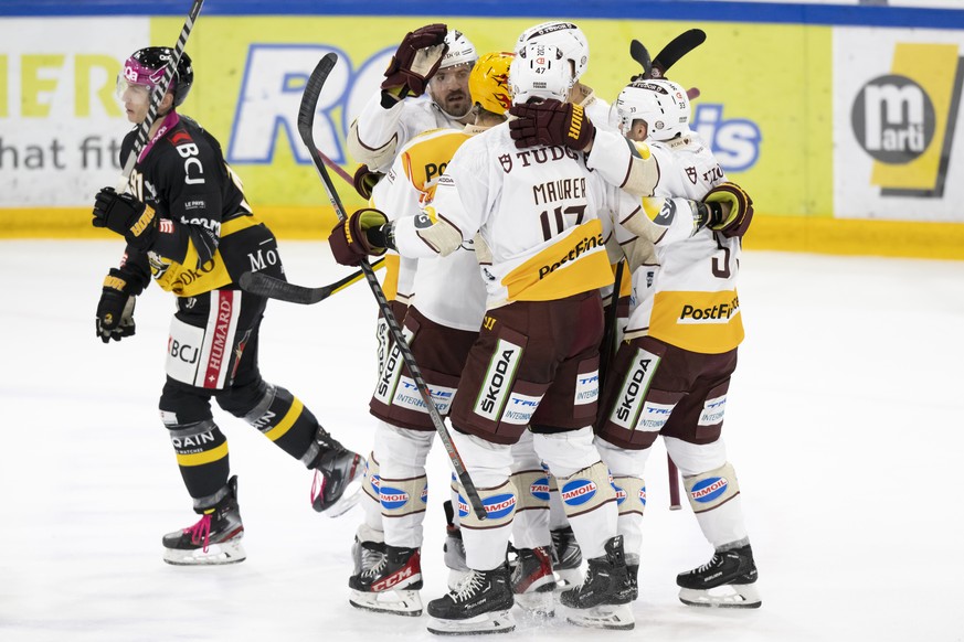 Servettes Spieler jubeln nach ein Tor (2-2) von Servettes PostFinance Topscorer Valtteri Filppula, beim Eishockey Meisterschaftsspiel der National League zwischen dem HC Ajoie und dem Geneve Servette  ...