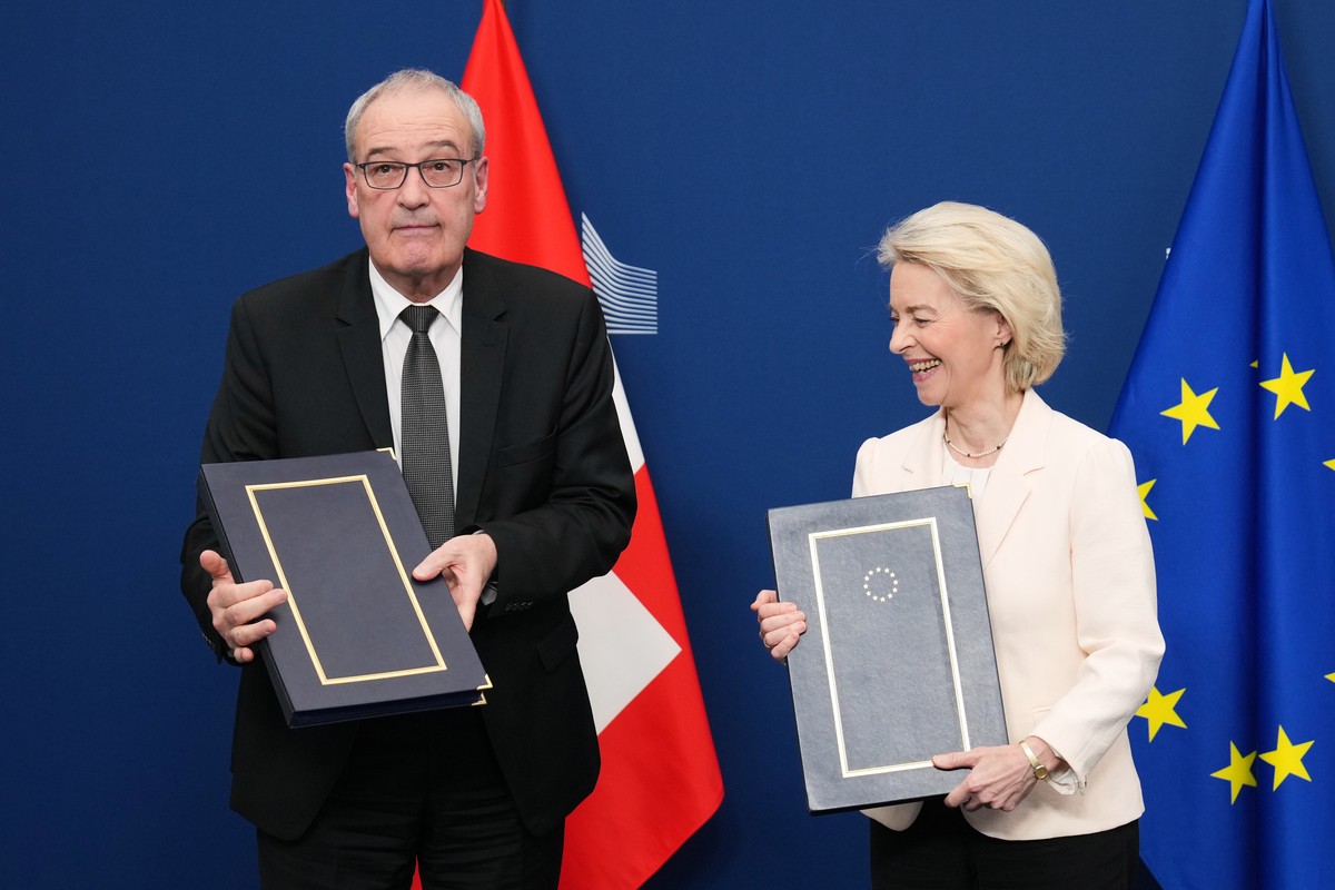 European Commission President Ursula von der Leyen, right, and President of the Swiss Confederation Guy Parmelin pose with their books after the signature of a broad package of EU-Switzerland agreemen ...