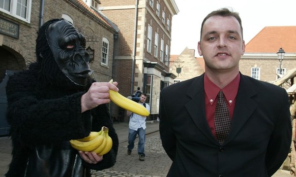 Der aufdringliche Journalist mit den Bananen will Drummond foppen. Doch diesen lässt dies kalt.