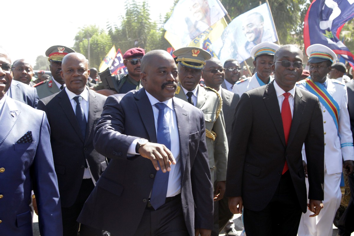 Democratic Republic of the Congo's President Joseph Kabila (C) greets supporters as he arrives at the airport in Lubumbashi, the capital of Katanga province in the Democratic Republic of Congo, J ...