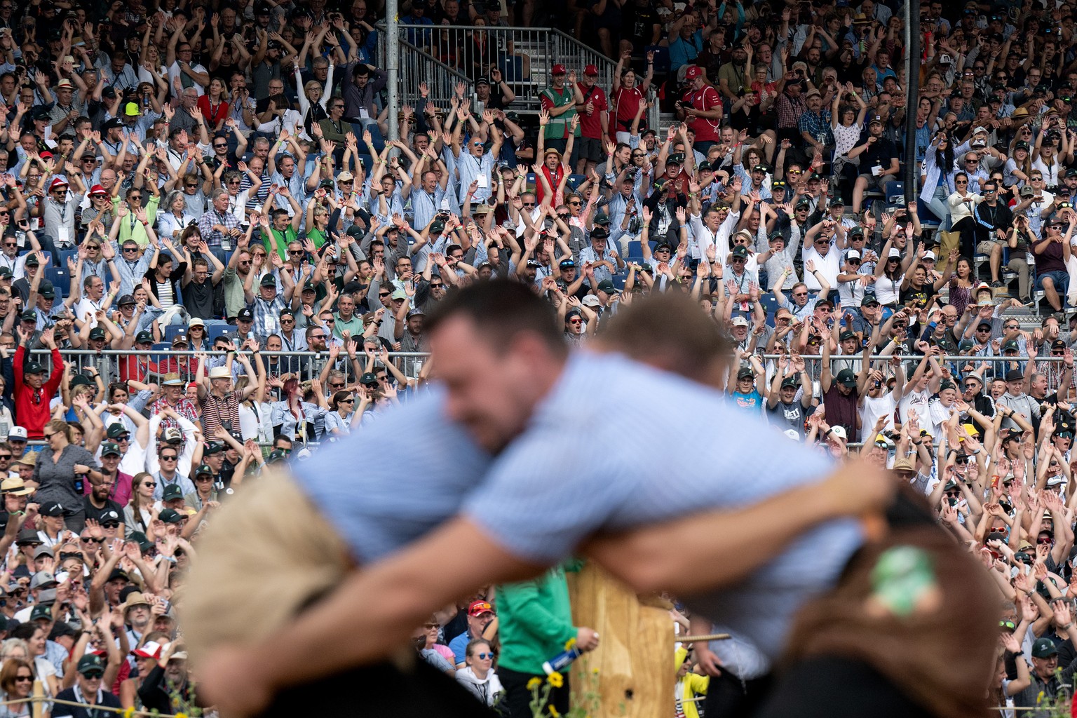 Zuschauer zelebrieren die Welle am Eidgenoessischen Schwing und Aelplerfest (ESAF), am Samstag, 27. August 2022, in Pratteln. (KEYSTONE/Peter Schneider)