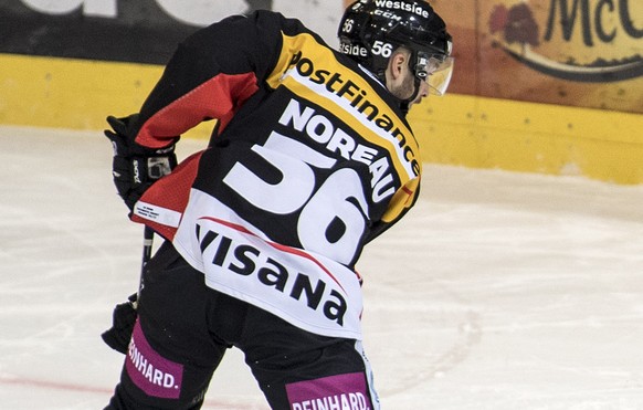 Berns Maxim Noreau, links, trifft im entscheidenden Penalty gegen Genfs Goalie Robert Mayer im Eishockey National League A Spiel zwischen dem SC Bern und Geneve-Servette HC, am Freitag, 24. Februar 20 ...