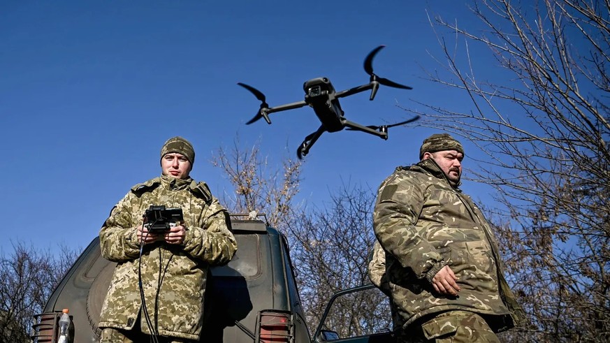 Ukrainische Soldaten steuern eine Drohne (Archivbild): Ein russischer Soldat berichtet über die Taktik der Luftangriffe.