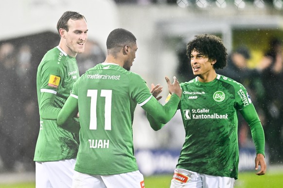 St. Gallens Fabian Schubert, St. Gallens Kwadwo Duah und St. Gallens Isaac Schmidt, von links, bejubeln das 3-3 im Fussball Super League Spiel zwischen dem FC St. Gallen und dem BSC Young Boys, am Son ...