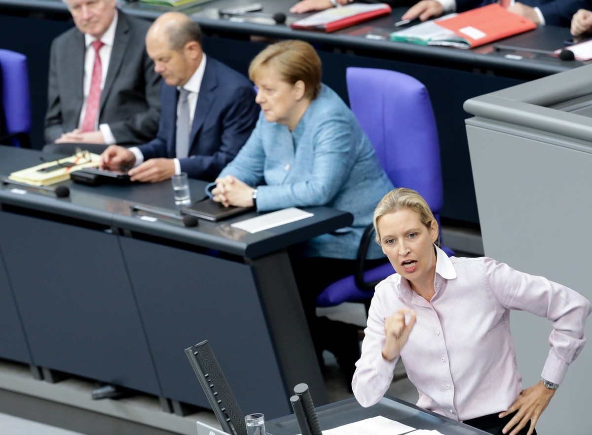 16.05.2018, Berlin: Alice Weidel (vorne), Fraktionsvorsitzende der AfD, spricht bei der Plenarsitzung des Deutschen Bundestages im Reichstagsgeb�ude vor Bundeskanzlerin Angela Merkel (CDU) und Olaf Sc ...