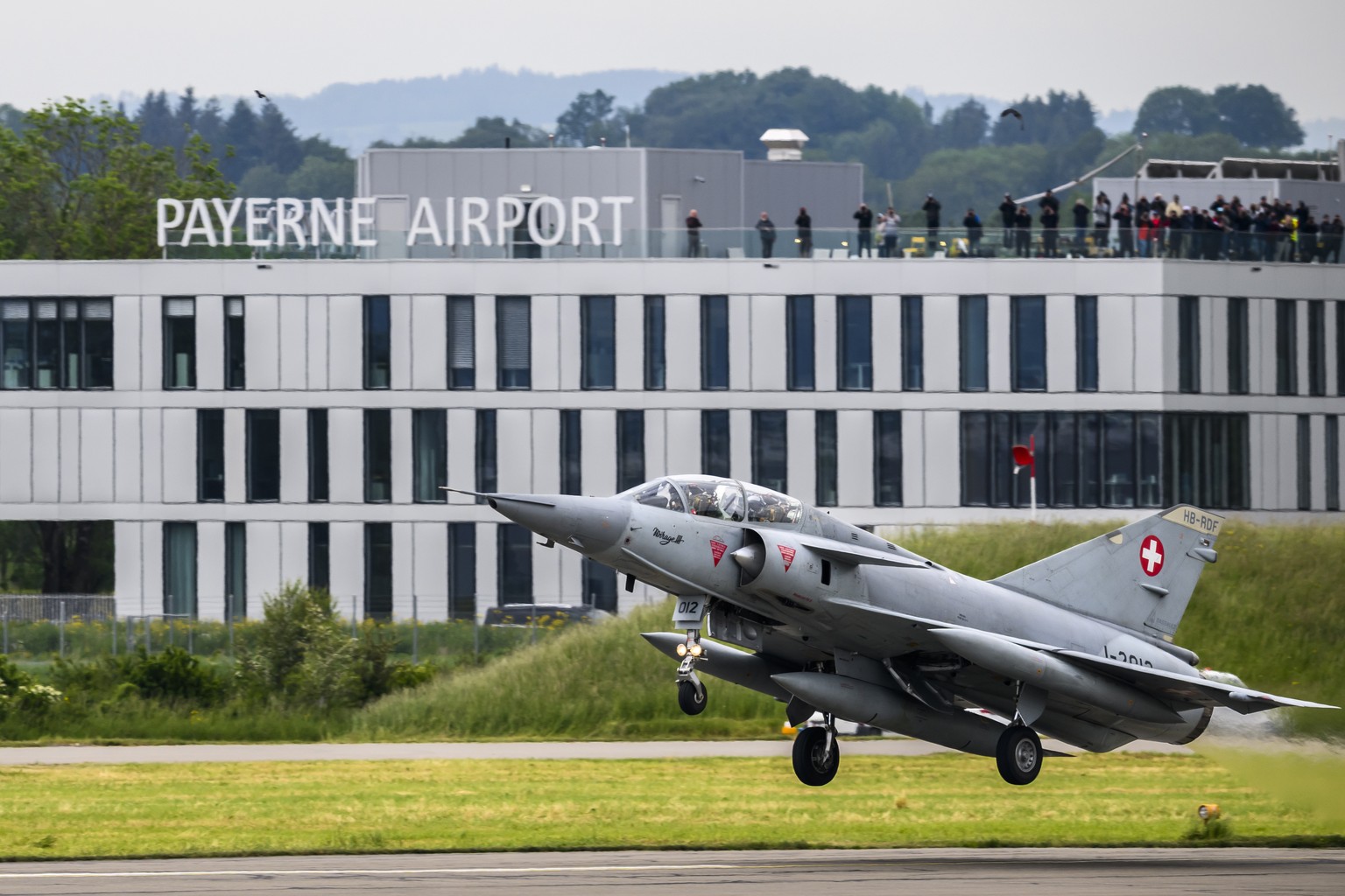 Le colonel neuchatelois a la retraite Thierry Goetschmann pilote le dernier vol de l&#039;avion Mirage III avec a son bord le passager Peter Egger le jeudi 25 mai 2023 depuis la base aerienne de Payer ...