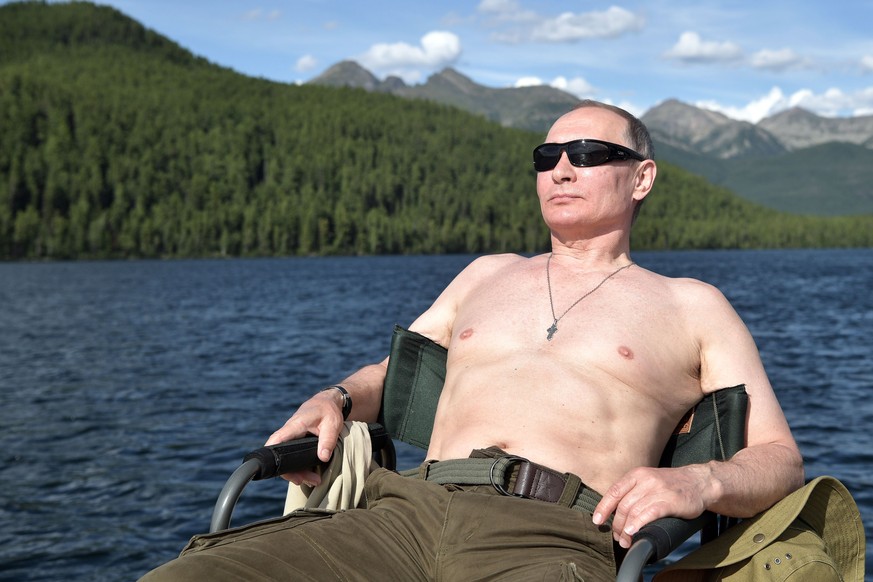 epa06125593 Russian President Vladimir Putin during a fishing trip at the cascade of mountain lakes during his vacation on 01-03 August 2017 (issued 05 August 2017), in the Tyva Republic in the southe ...