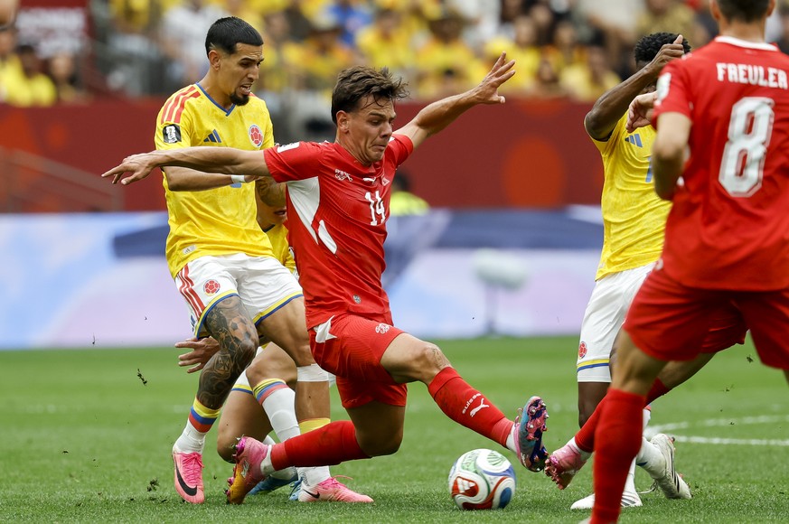 Colombia's Daniel Munoz, left, fights for the ball against Switzerland's Ardon Jashari, middle, and Colombia's Jefferson Lerma, right, during the World Cup round of 16 soccer match betw ...