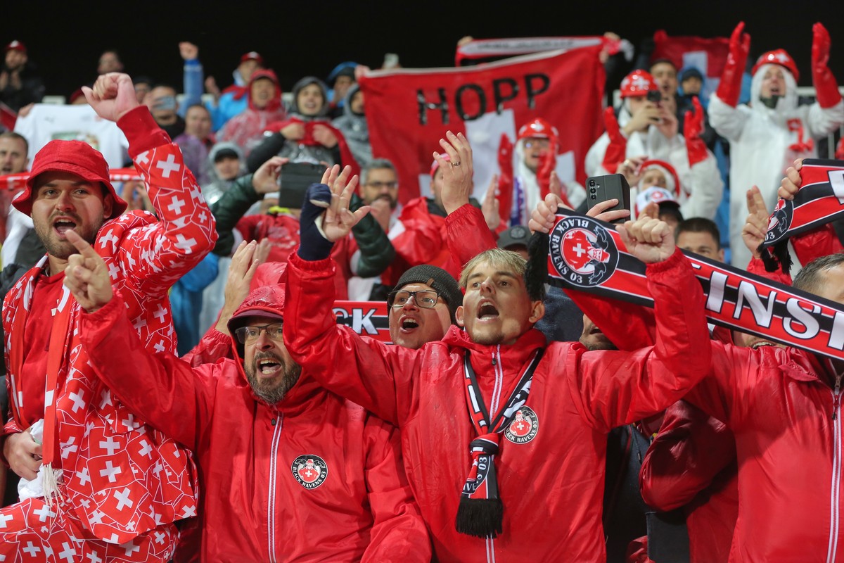 Switzerland fans cheer after the 2026 World Cup Group B qualifying soccer match between Kosovo and Switzerland in Pristina, Kosovo, Tuesday, Nov. 18, 2025. (AP Photo/Visar Kryeziu)
Kosovo Switzerland  ...