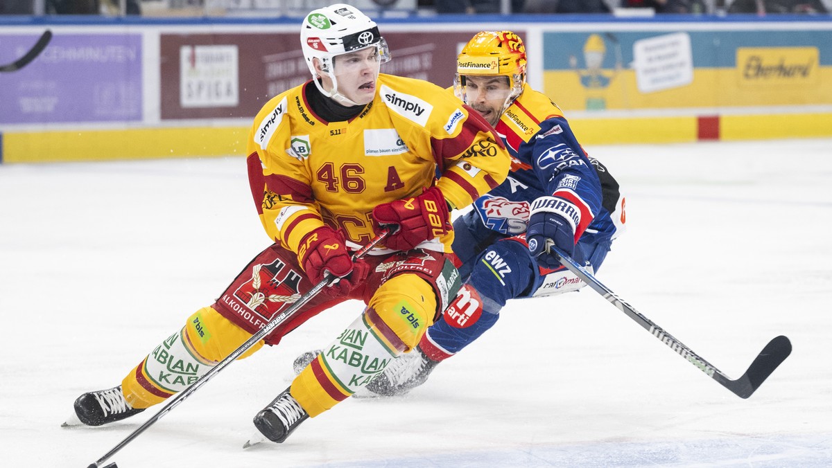 Langnaus Vili Saarijaervi, links, kaempft um den Puck gegen Zuerichs PostFinance Top Scorer Denis Malgin, rechts, im Eishockeyspiel der National League zwischen den ZSC Lions und den SCL Tigers am Mon ...