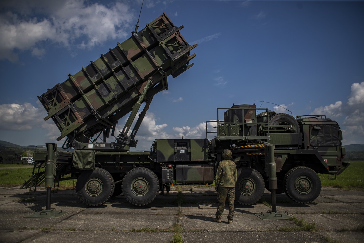 epa09937877 A German soldier looks on as he shows how it works at the launching station of NATO's Patriot missile air defense system operated by German army unit Flugabwehrraketengruppe 26 (Air D ...